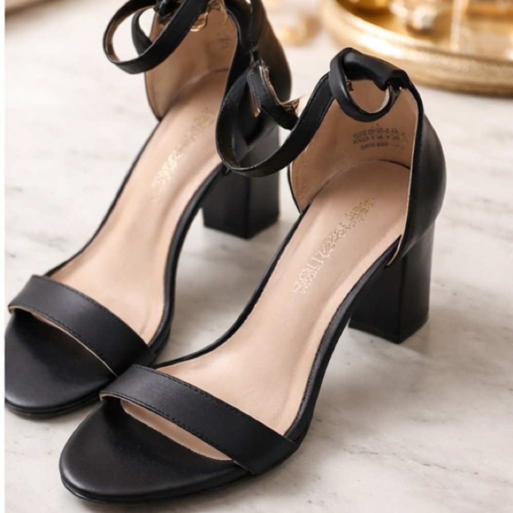 DREAM PAIRS
Black Hi-Chunk High Heel Pump Women’s Sandals - Picture 2 of 11